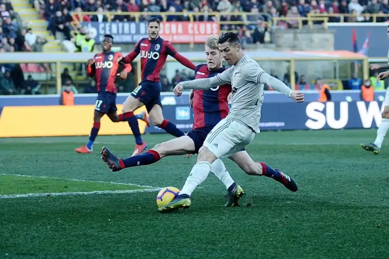 I bianconeri vincono soffrendo a Bologna con un gol di Dybala nella ripresa e rialzano la testa dopo la batosta subita a Madrid in Champions League.