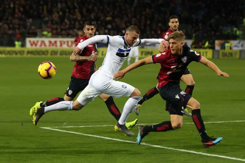 I nerazzurri, nel finale, con gli isolani in dieci, rischiano grosso: traversa di Deiola.