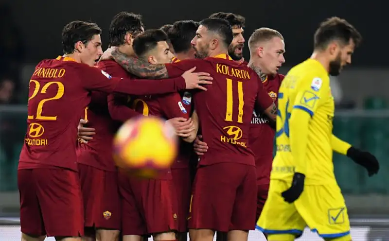I giallorossi passano facilmente a Verona con le reti di El Shaarawy, Dzeko e Kolarov.