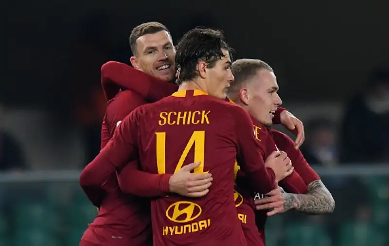 I giallorossi passano facilmente a Verona con le reti di El Shaarawy, Dzeko e Kolarov.