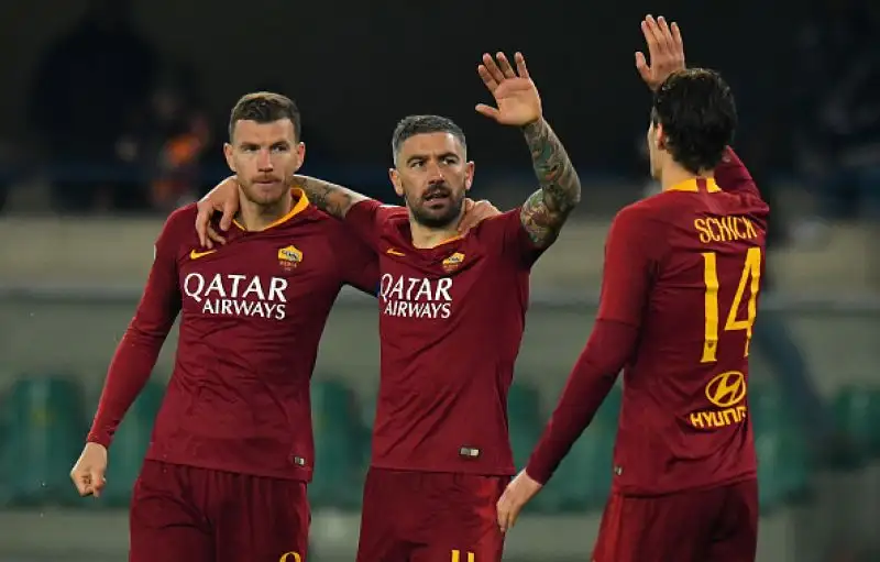 I giallorossi passano facilmente a Verona con le reti di El Shaarawy, Dzeko e Kolarov.