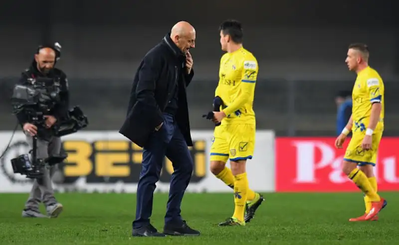 I giallorossi passano facilmente a Verona con le reti di El Shaarawy, Dzeko e Kolarov.