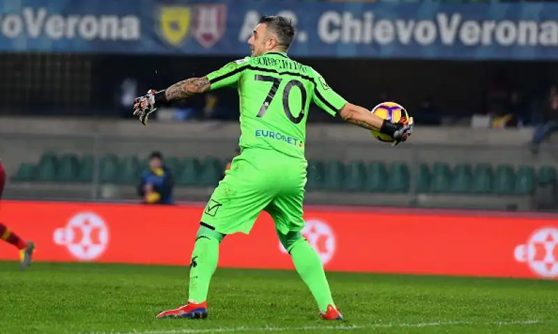 I giallorossi passano facilmente a Verona con le reti di El Shaarawy, Dzeko e Kolarov.