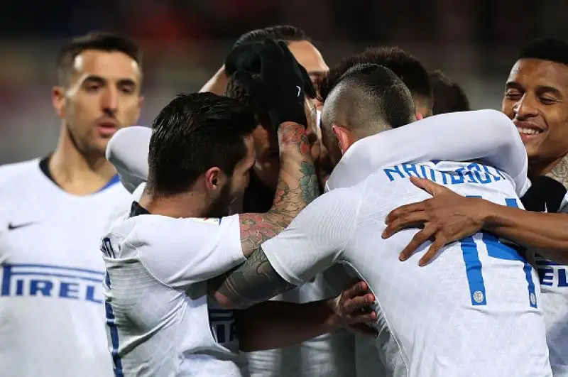 Viola avanti per un autorete di De Vrij e raggiunti da Vecino, poi Politano e Perisic mandano in fuga l'Inter ma un capolavoro di Muriel e un rigore di Veretout nel recupero sanciscono il pareggio.