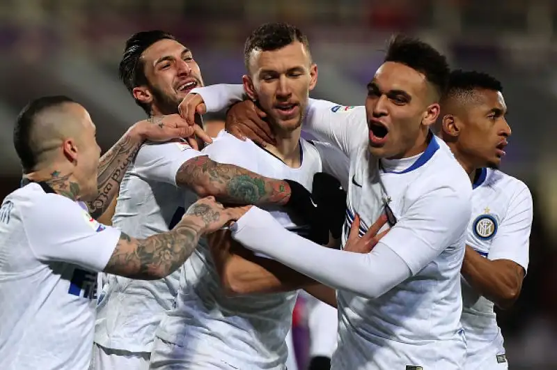 Viola avanti per un autorete di De Vrij e raggiunti da Vecino, poi Politano e Perisic mandano in fuga l'Inter ma un capolavoro di Muriel e un rigore di Veretout nel recupero sanciscono il pareggio.