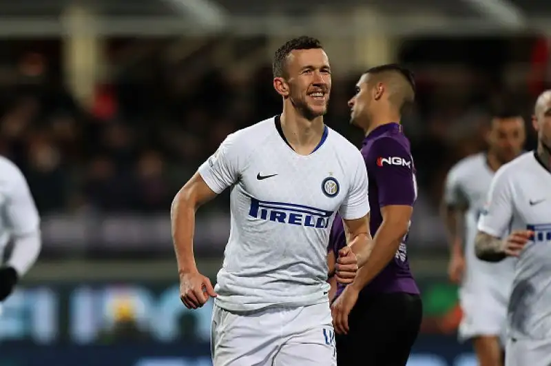 Viola avanti per un autorete di De Vrij e raggiunti da Vecino, poi Politano e Perisic mandano in fuga l'Inter ma un capolavoro di Muriel e un rigore di Veretout nel recupero sanciscono il pareggio.