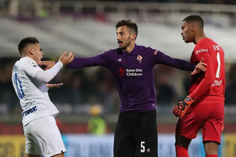 Viola avanti per un autorete di De Vrij e raggiunti da Vecino, poi Politano e Perisic mandano in fuga l'Inter ma un capolavoro di Muriel e un rigore di Veretout nel recupero sanciscono il pareggio.