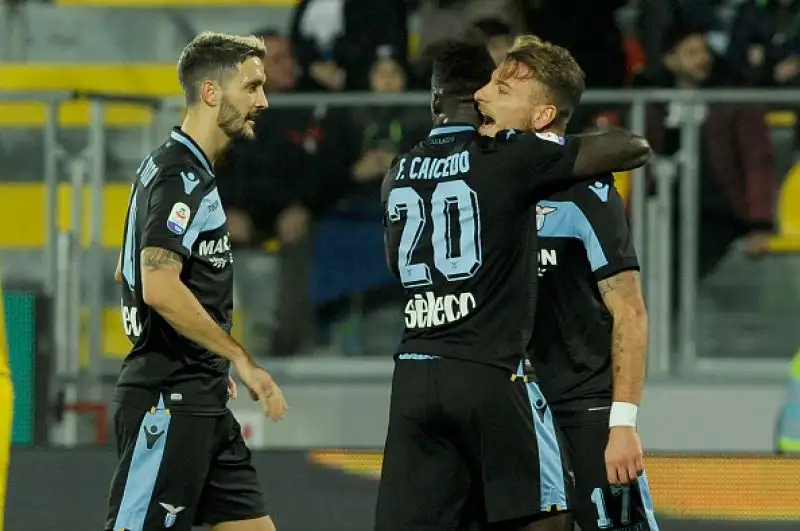 Successo prezioso per la squadra di Inzaghi che sbanca lo Stirpe per 1-0: polemiche per un rigore concesso e revocato ai ciociari.