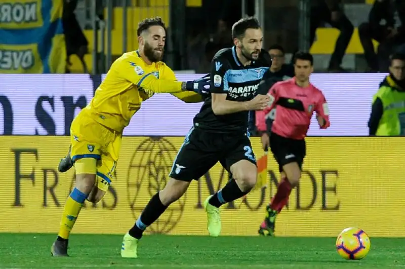 Successo prezioso per la squadra di Inzaghi che sbanca lo Stirpe per 1-0: polemiche per un rigore concesso e revocato ai ciociari.