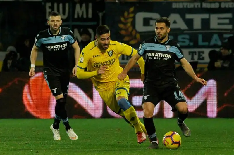 Successo prezioso per la squadra di Inzaghi che sbanca lo Stirpe per 1-0: polemiche per un rigore concesso e revocato ai ciociari.