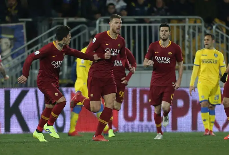 Dopo i gol di Ciano, Dzeko e Pellegrini a pochi minuti dallo scadere Pinamonti ha pareggiato per i ciociari. All'ultima azione ancora Dzeko per il gol vittoria.