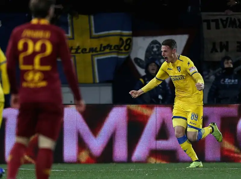 Dopo i gol di Ciano, Dzeko e Pellegrini a pochi minuti dallo scadere Pinamonti ha pareggiato per i ciociari. All'ultima azione ancora Dzeko per il gol vittoria.
