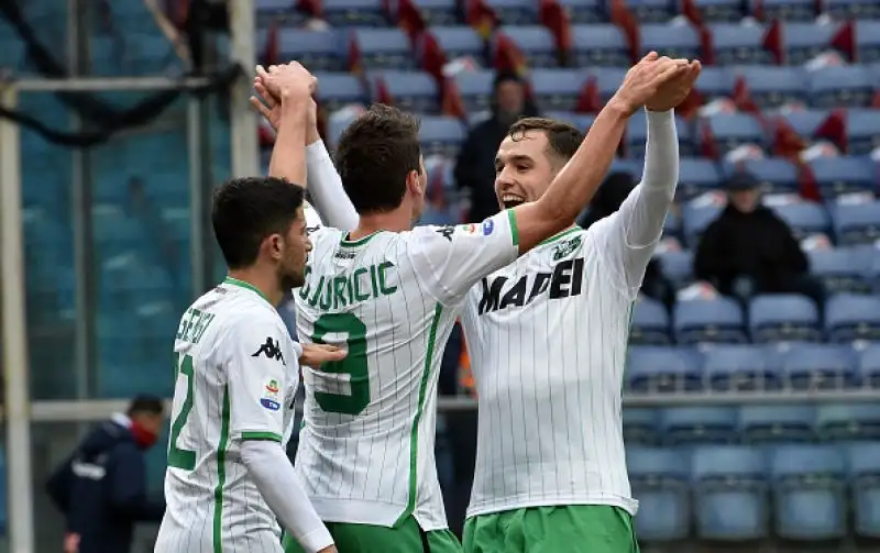 La partita è decisa nel primo tempo: il nuovo bomber del Grifone Sanabria (due gol in due partite) replica al vantaggio emiliano firmato Djuricic. 