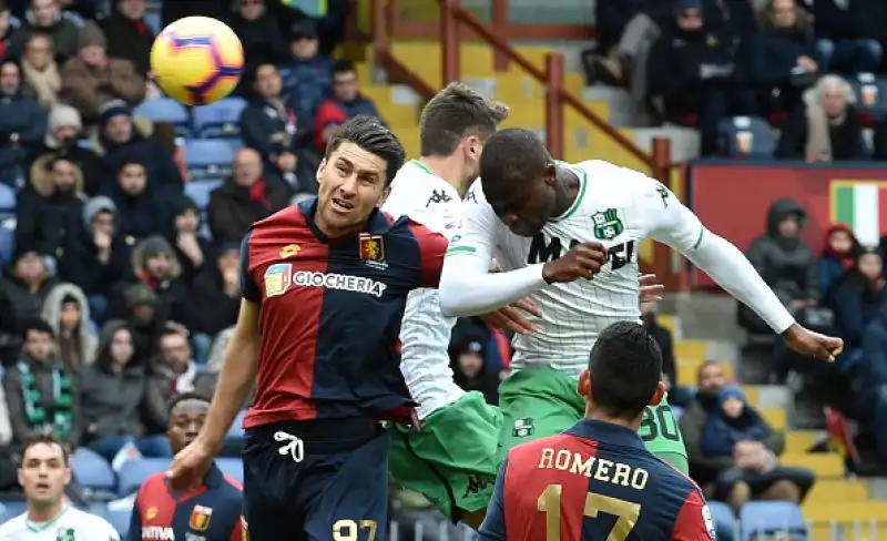 La partita è decisa nel primo tempo: il nuovo bomber del Grifone Sanabria (due gol in due partite) replica al vantaggio emiliano firmato Djuricic. 