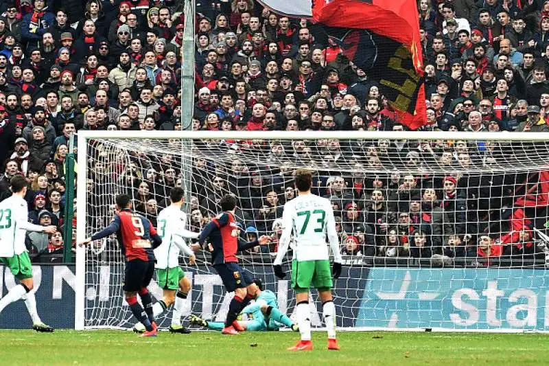 La partita è decisa nel primo tempo: il nuovo bomber del Grifone Sanabria (due gol in due partite) replica al vantaggio emiliano firmato Djuricic. 