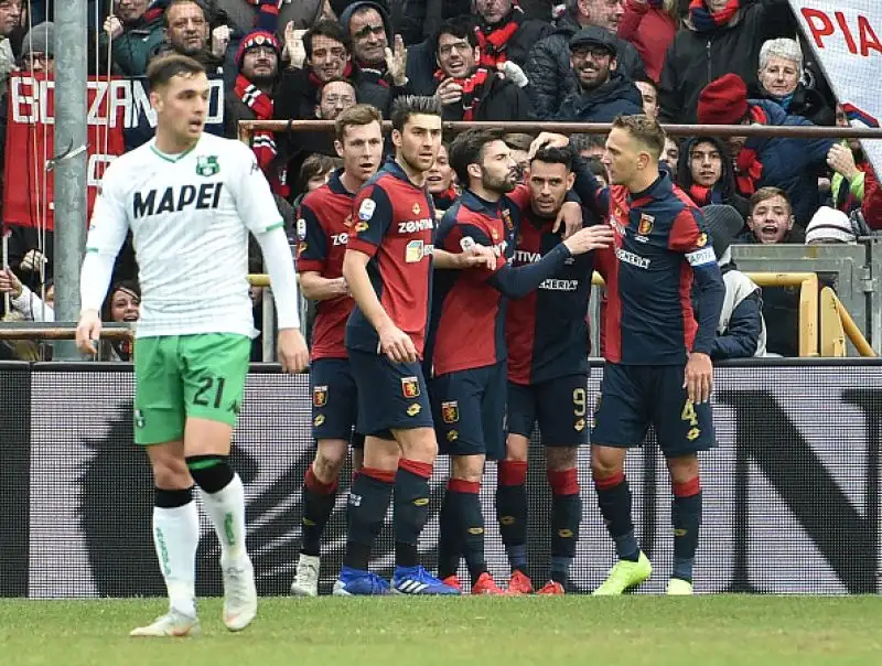 La partita è decisa nel primo tempo: il nuovo bomber del Grifone Sanabria (due gol in due partite) replica al vantaggio emiliano firmato Djuricic. 
