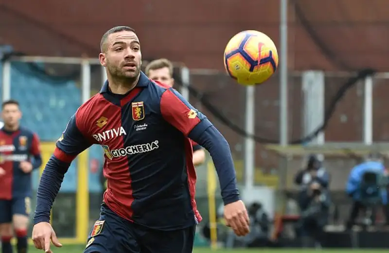 La partita è decisa nel primo tempo: il nuovo bomber del Grifone Sanabria (due gol in due partite) replica al vantaggio emiliano firmato Djuricic. 