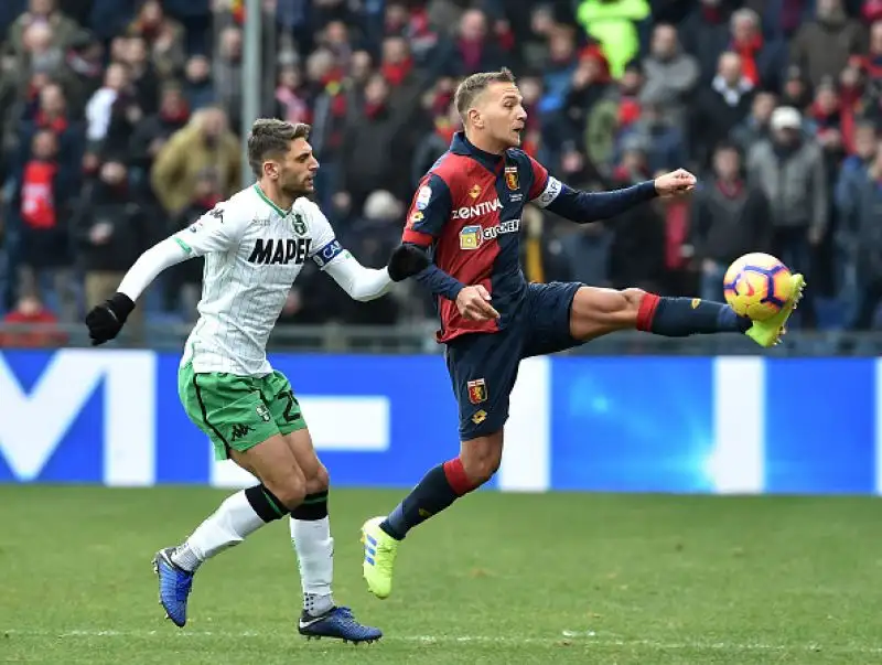 La partita è decisa nel primo tempo: il nuovo bomber del Grifone Sanabria (due gol in due partite) replica al vantaggio emiliano firmato Djuricic. 
