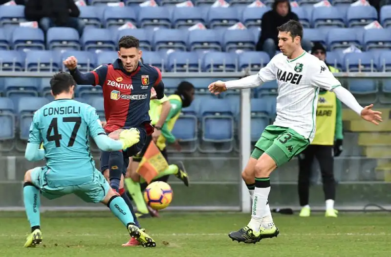 La partita è decisa nel primo tempo: il nuovo bomber del Grifone Sanabria (due gol in due partite) replica al vantaggio emiliano firmato Djuricic. 