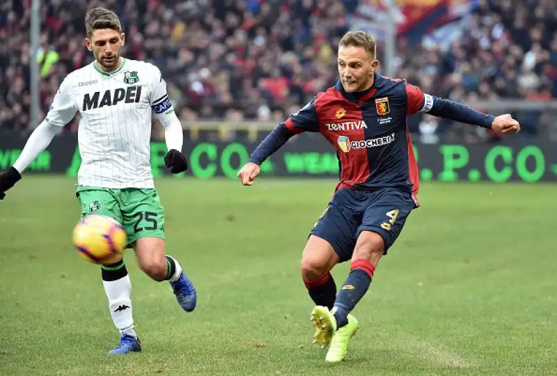 La partita è decisa nel primo tempo: il nuovo bomber del Grifone Sanabria (due gol in due partite) replica al vantaggio emiliano firmato Djuricic. 