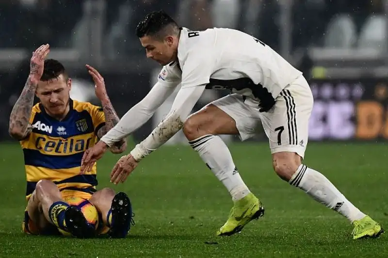 Altra prova disastrosa in difesa per i bianconeri, che subiscono il definitivo pareggio al 93'.