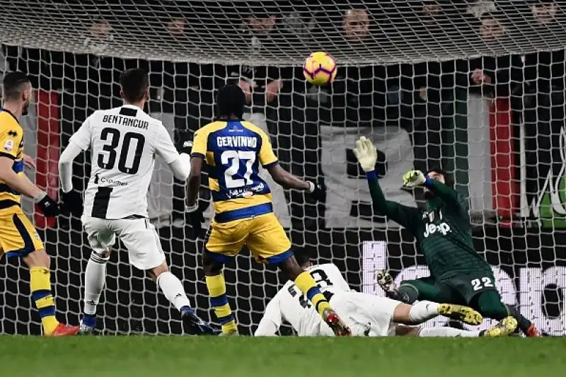 Altra prova disastrosa in difesa per i bianconeri, che subiscono il definitivo pareggio al 93'.