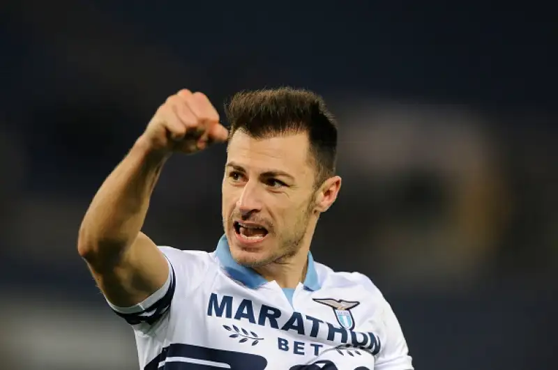 I biancocelesti vincono grazie al gol su rigore di Caicedo e salgono soli al quarto posto in classifica.
