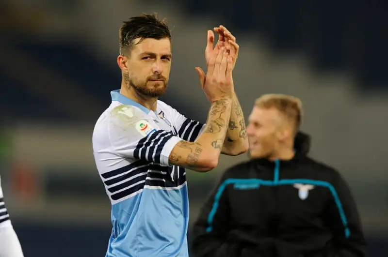 I biancocelesti vincono grazie al gol su rigore di Caicedo e salgono soli al quarto posto in classifica.