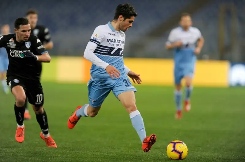 I biancocelesti vincono grazie al gol su rigore di Caicedo e salgono soli al quarto posto in classifica.