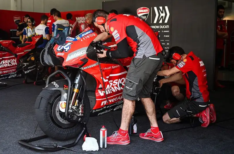I primi riscontri crnometrici hanno visto nelle prime dieci posizioni anche tre piloti italiani. Petrucci, su Ducati, davanti a Rossi e al suo compagno di squadra Dovizioso.