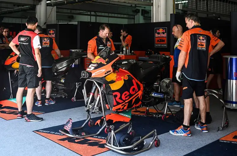 I primi riscontri crnometrici hanno visto nelle prime dieci posizioni anche tre piloti italiani. Petrucci, su Ducati, davanti a Rossi e al suo compagno di squadra Dovizioso.