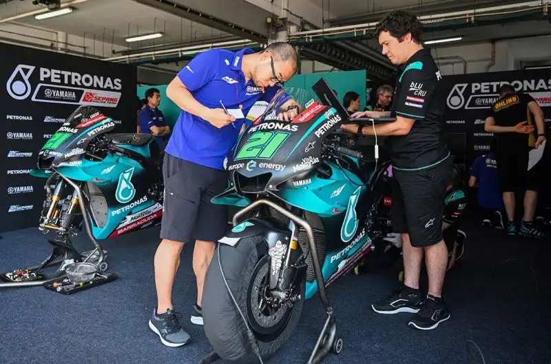 I primi riscontri crnometrici hanno visto nelle prime dieci posizioni anche tre piloti italiani. Petrucci, su Ducati, davanti a Rossi e al suo compagno di squadra Dovizioso.