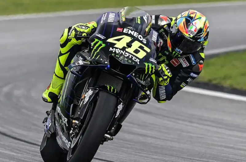 I primi riscontri crnometrici hanno visto nelle prime dieci posizioni anche tre piloti italiani. Petrucci, su Ducati, davanti a Rossi e al suo compagno di squadra Dovizioso.