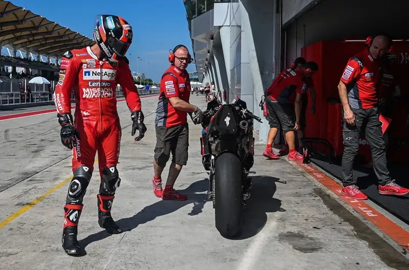 I primi riscontri crnometrici hanno visto nelle prime dieci posizioni anche tre piloti italiani. Petrucci, su Ducati, davanti a Rossi e al suo compagno di squadra Dovizioso.