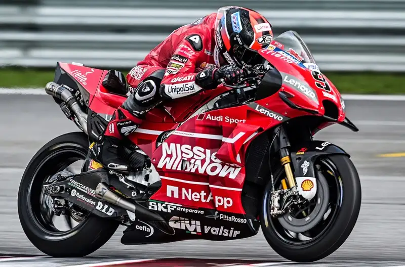 I primi riscontri crnometrici hanno visto nelle prime dieci posizioni anche tre piloti italiani. Petrucci, su Ducati, davanti a Rossi e al suo compagno di squadra Dovizioso.