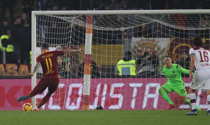 Nel 2-1 dell'Olimpico sono decisivi i gol dei difensori (Kolarov e Fazio) e le paratissime di Olsen.