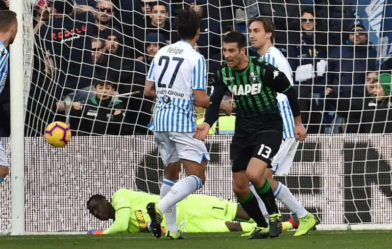 Neroverdi in vantaggio con Peluso, per i ferraresi pareggio di Petagna su rigore concesso dal VAR.