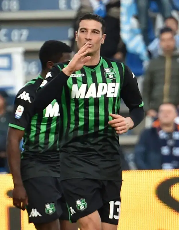 Neroverdi in vantaggio con Peluso, per i ferraresi pareggio di Petagna su rigore concesso dal VAR.