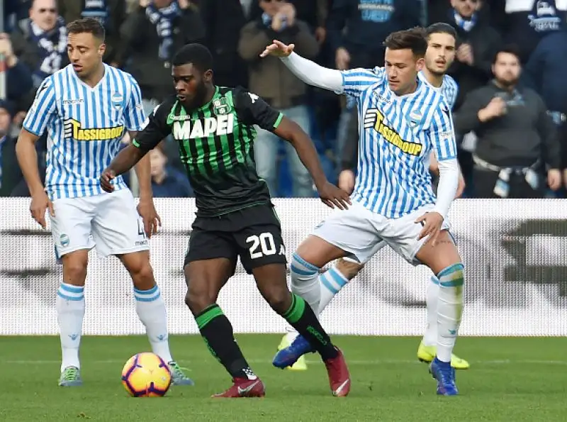 Neroverdi in vantaggio con Peluso, per i ferraresi pareggio di Petagna su rigore concesso dal VAR.