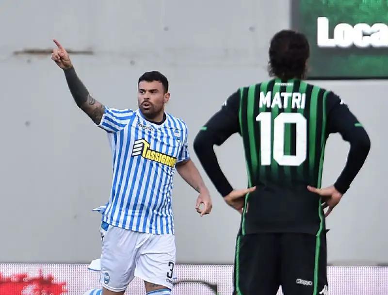 Neroverdi in vantaggio con Peluso, per i ferraresi pareggio di Petagna su rigore concesso dal VAR.
