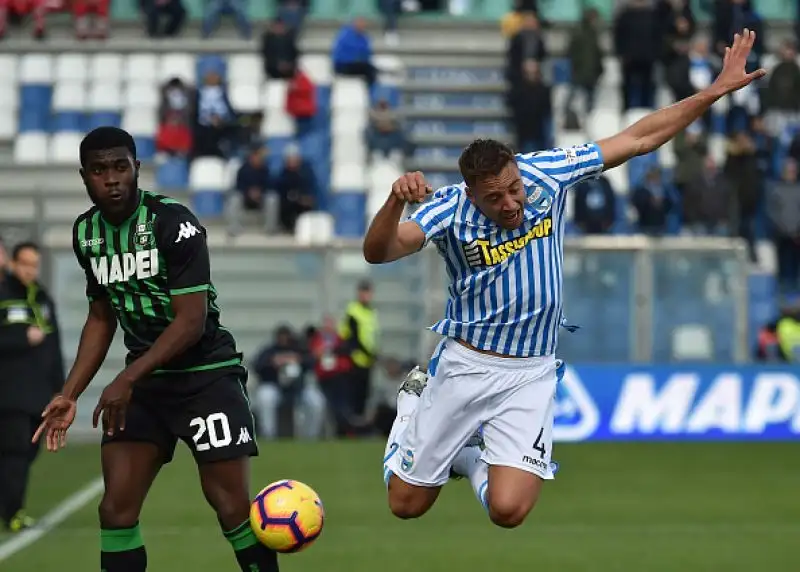 Neroverdi in vantaggio con Peluso, per i ferraresi pareggio di Petagna su rigore concesso dal VAR.