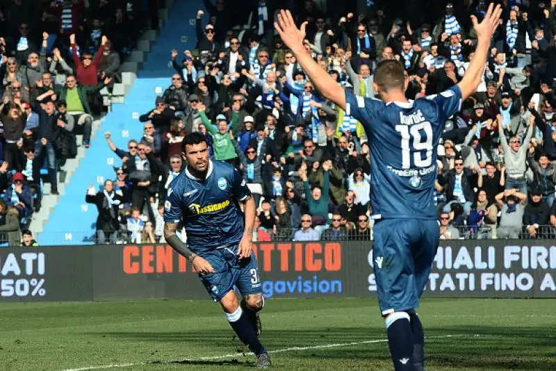I padroni di casa si vedono annullare la rete del vantaggio dalla tecnologia, e contemporaneamente ricevono un calcio di rigore a sfavore.