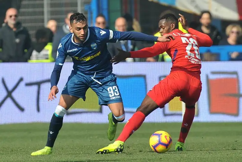 I padroni di casa si vedono annullare la rete del vantaggio dalla tecnologia, e contemporaneamente ricevono un calcio di rigore a sfavore.