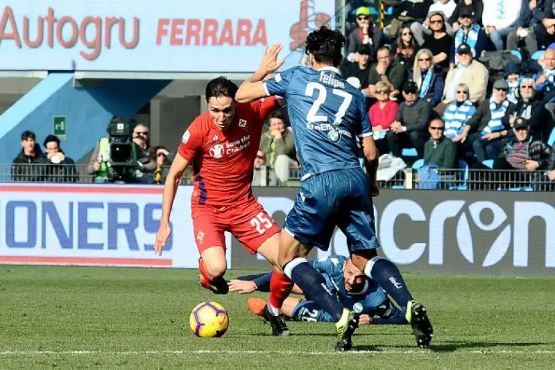 I padroni di casa si vedono annullare la rete del vantaggio dalla tecnologia, e contemporaneamente ricevono un calcio di rigore a sfavore.