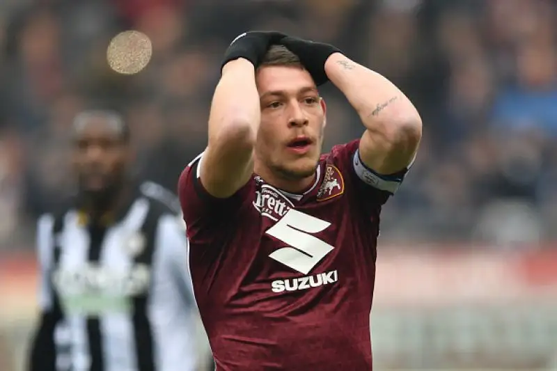 Ola Aina porta in vantaggio il Toro, poi succede di tutto con la Var chiamata in causa tre volte. De Paul si fa parare un rigore da Sirigu e a Okaka viene annullato un gol per fuorigioco di Lasagna.