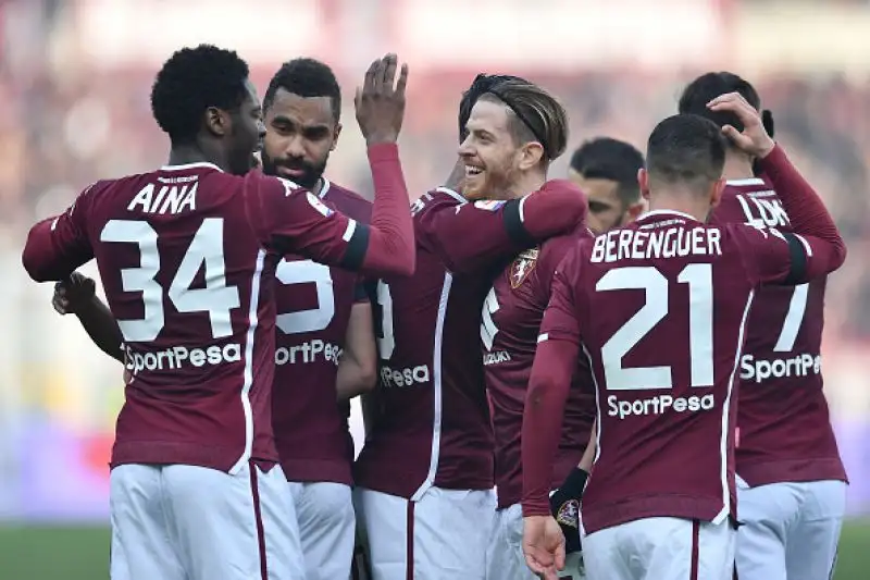 Ola Aina porta in vantaggio il Toro, poi succede di tutto con la Var chiamata in causa tre volte. De Paul si fa parare un rigore da Sirigu e a Okaka viene annullato un gol per fuorigioco di Lasagna.