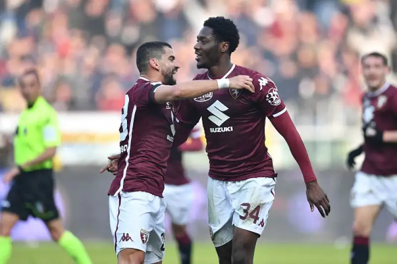 Ola Aina porta in vantaggio il Toro, poi succede di tutto con la Var chiamata in causa tre volte. De Paul si fa parare un rigore da Sirigu e a Okaka viene annullato un gol per fuorigioco di Lasagna.