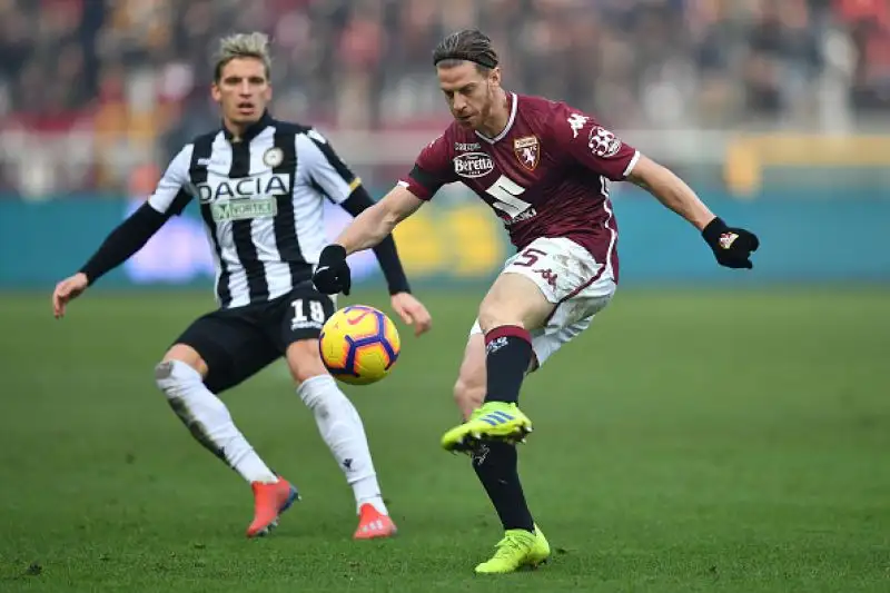 Ola Aina porta in vantaggio il Toro, poi succede di tutto con la Var chiamata in causa tre volte. De Paul si fa parare un rigore da Sirigu e a Okaka viene annullato un gol per fuorigioco di Lasagna.