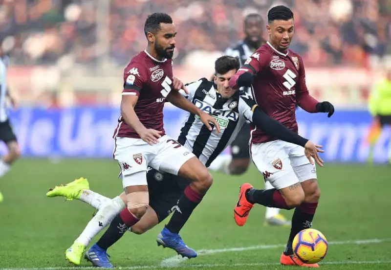 Ola Aina porta in vantaggio il Toro, poi succede di tutto con la Var chiamata in causa tre volte. De Paul si fa parare un rigore da Sirigu e a Okaka viene annullato un gol per fuorigioco di Lasagna.