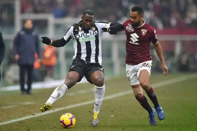 Ola Aina porta in vantaggio il Toro, poi succede di tutto con la Var chiamata in causa tre volte. De Paul si fa parare un rigore da Sirigu e a Okaka viene annullato un gol per fuorigioco di Lasagna.